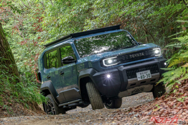 最小回転半径はRAV4よりも小さい5.5m。見切りのいいボディ形状のため、狭い山中の悪路でも安心して走ることができた