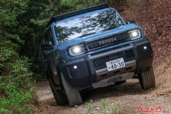 タイトな山間部の悪路でもコンパクトで見切りのいい車体のため、安心して走らせることができるのがFJの魅力