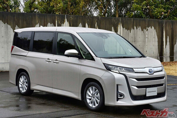 パワーユニットは1.8L(98ps)+モーター(95ps)のハイブリッドのみの設定