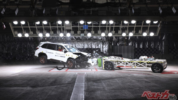 台車と衝突する評価実施車両。大きな衝突だがキャビンゾーンはしっかり守られている