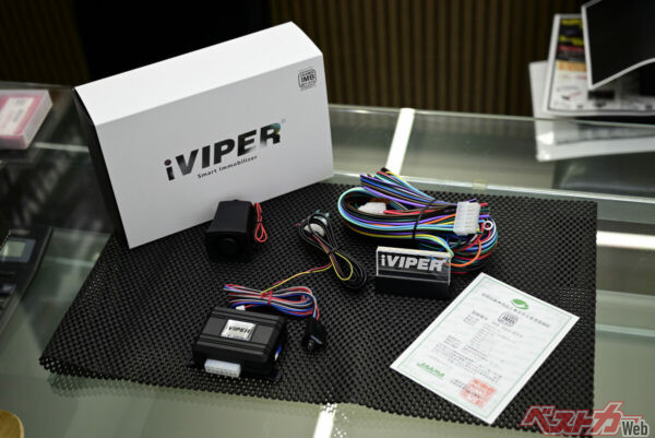 最新のiVIPERはスマホとの連動により、セキュリティ開始の設定や解除を自動化。一般社団法人全国自動車用品工業会（JAAMA）のイモビライザ認証マークを取得。手前は保安基準適合を証明する書類