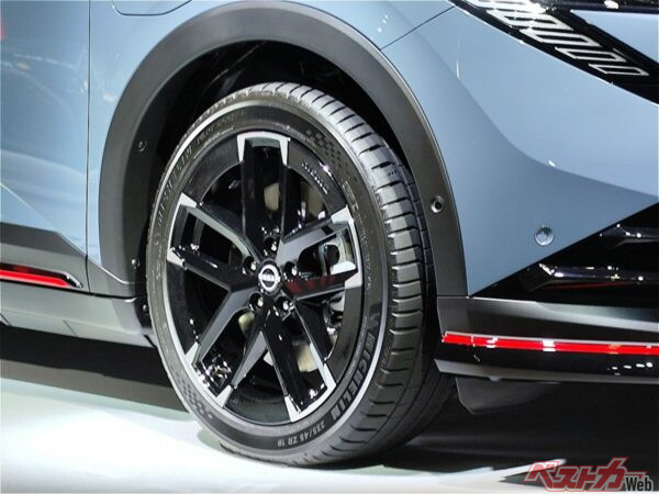 タイヤはミシュラン パイロットスポーツ5。サイズは235/45ZR19。ホイールはエンケイ製だ
