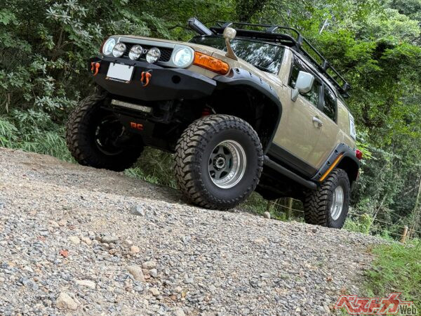 プロアングラーである水野さんのもう一つの愛車FJクルーザー。このカスタムっぷりにオプカン装着のガチ感は説得力の塊だ