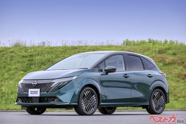 ノートにさらに上質さが加わったノートオーラ。しかし、それは単なる意匠変更ではなく、ワイドトレッド化による安定感も与えてくれる