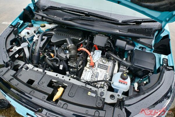 ノートの心臓部。写真のようにボンネットを開ければ、ノートはEVではなくハイブリッド車であることが一目でわかる