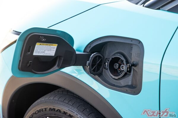 ノートはEVではなくハイブリッド車であるため充電口などがあるわけではない。写真はリーフのもの