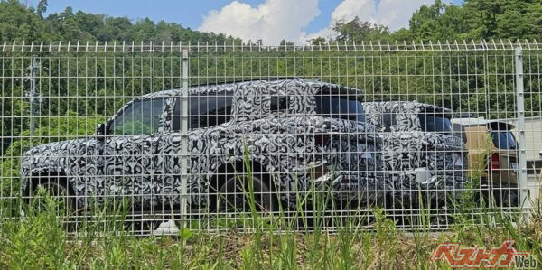 おそらくほとんど市販版と同じ仕様とみられる。タイヤはブリヂストンか!?