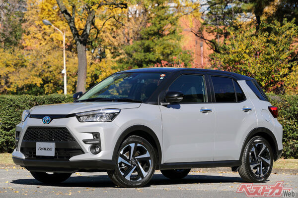 コンパクトSUV販売台数第1位のトヨタ ライズ（4万115台）。2019年の発売当初はガソリンモデルのみだったが、2021年にHEVを投入。人気車としての地位を確実なものにした