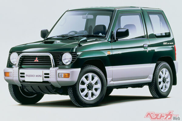 初代三菱 パジェロミニ(1994~1998年)。軽自動車でありながらビルトインラダーフレーム構造の本格派。エンジンはNAとターボの2種類