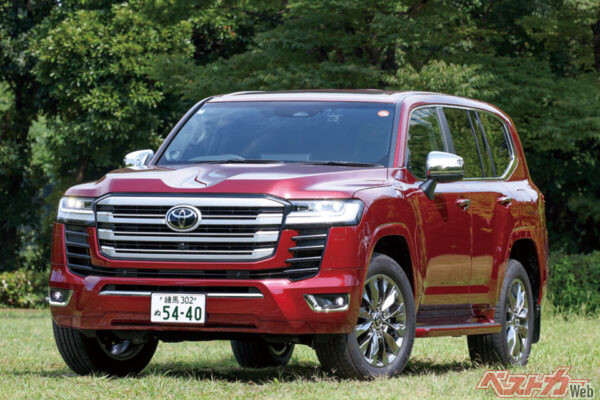 トヨタ ランドクルーザー300（2021年8月発売）。V6、3.5Lツインターボと3.3Lディーゼルターボを搭載する陸の王者。フルタイム4WDで3列シート車もあり。525.25万〜813.67万円