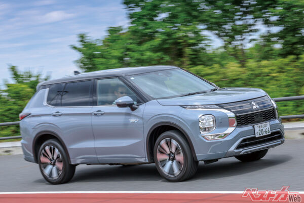 三菱 アウトランダーPHEV（3代目・2021年12月発売）。2.4L・PHEV専用。オン、オフともに高い走破性を持つフルタイム4WD車で、2列と3列シートがある。529.43万〜671.66万円