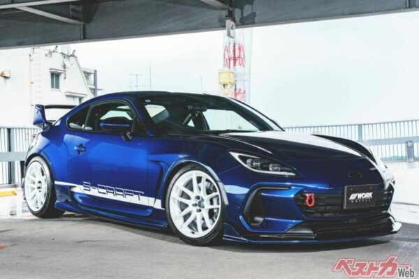 ネオクラのような往年のスポーツカーだけでなく、現代スポーツカーの代表格であるBRZにもバチっと決まるほどの時代を超えた神デザイン