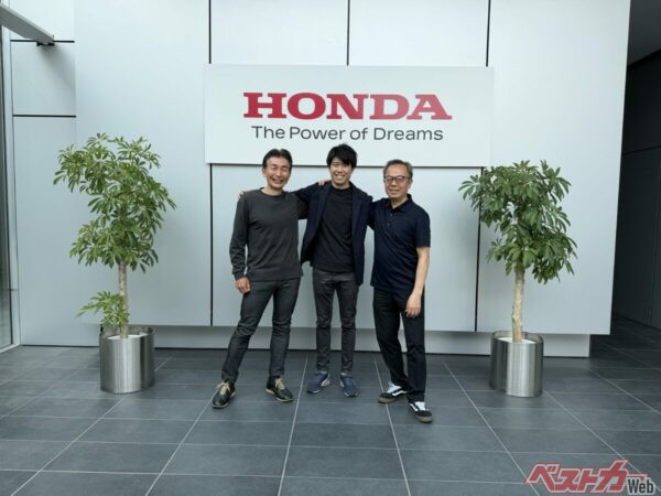 ホンダヘリテージワークスのメンバー。左から遠藤靖さん、加藤諒さん、小池郁夫さん。ホンダらしい3人だった