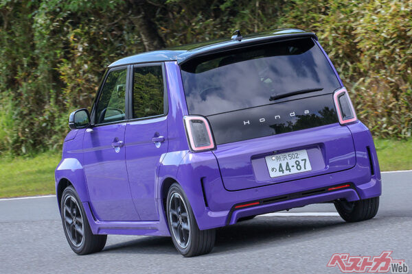 1090kgの車重に対し前軸重は650kg、後軸重は440kgなので前後重量配分はおおよそ60対40となる。低重心で安定した姿勢