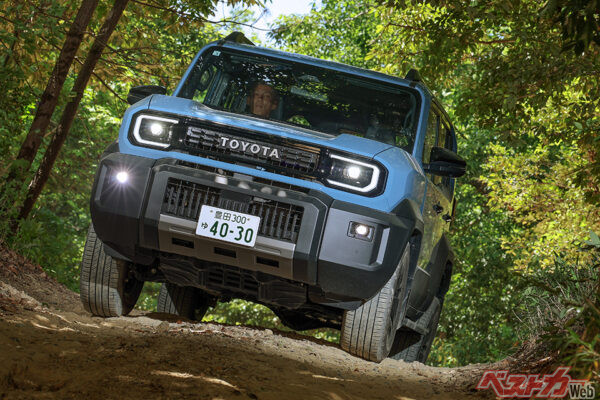 2026年5月に登場したトヨタ ランドクルーザーFJ。悪路への進入前に4WDモードに切り替え。同時にドライバーの心構えも切り替える「儀式」となる