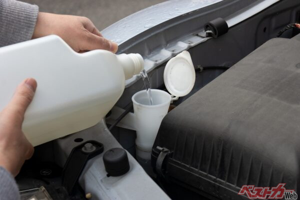 ウォッシャー液は水道水で代用しちゃダメ!?　意外と知らない正しい使い方