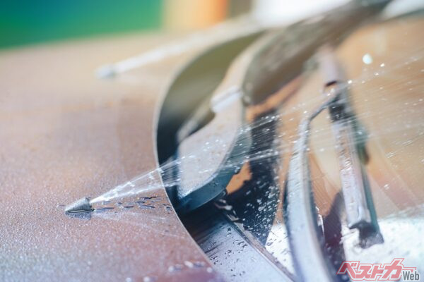 ウォッシャー液は水で代用NG!?　意外と知らない正しい使い方