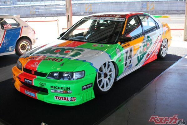 1996年のJTCC(全日本ツーリングカー選手権)でチャンピオンとなった服部尚貴の駆るムーンクラフトJACCSアコード