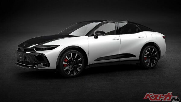 トヨタが先行公開した改良型クロスオーバー。第5世代ハイブリッドを搭載しパワーアップするとみられる