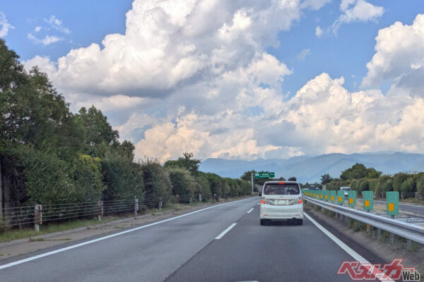 片側にクルマがいないもかかわらず、追い越し後も追い越し車線に居続けるのはナンセンスだ