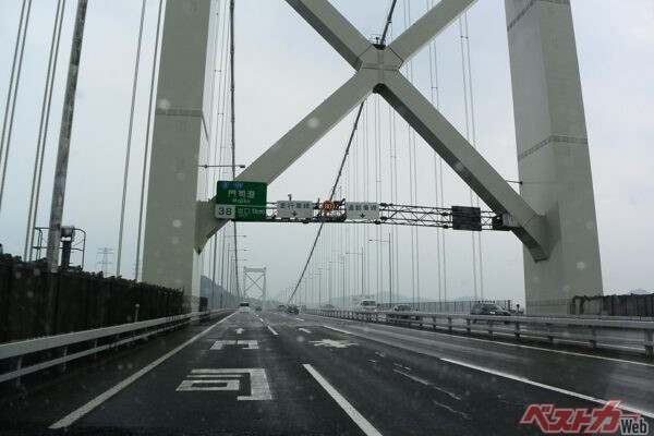 たとえば、行先が示された車線を見て「間違えた！」と急にハンドルを切るといった行為も大変キケンである