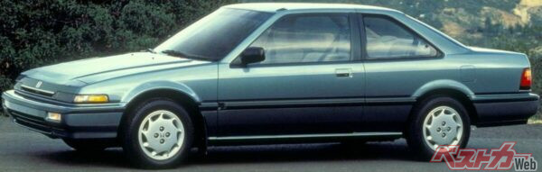 3代目アコード。セダンとしては極めて異例のリトラクタブルヘッドライトや、FF量産車世界初となる4輪ダブルウィッシュボーンサスペンションを採用した