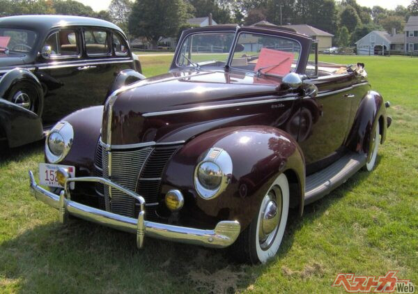 1940年頃にはアメリカ車を中心に普及されていったカーラジオ。当時は高価なオプションだったが、現在では「付いていて当たり前」の装備に。無くなるのはちょっと寂しい?!