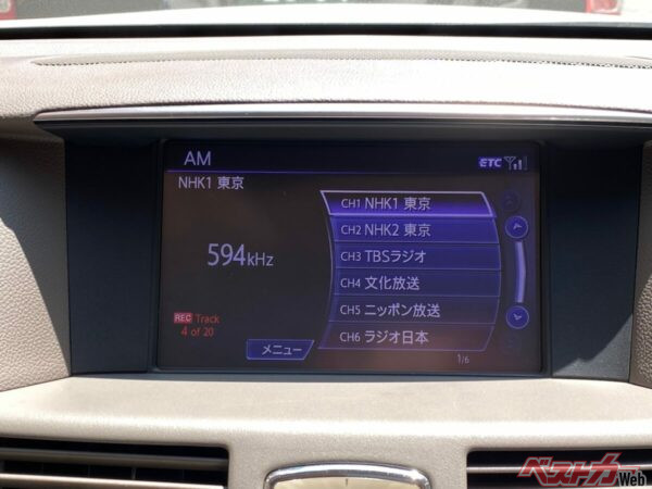 日本でも当たり前のように備わっているラジオ機能。受信できるだけでなく表示など結構凝った作りになっているものが多い。