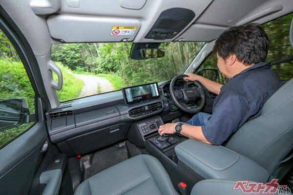 パノラミックビューモニターを駆使することで狭いオフロードコースでも周辺の状況を正確に把握できる。後席も思ったより広く、先代型に比べて乗り心地も格段によくなっている