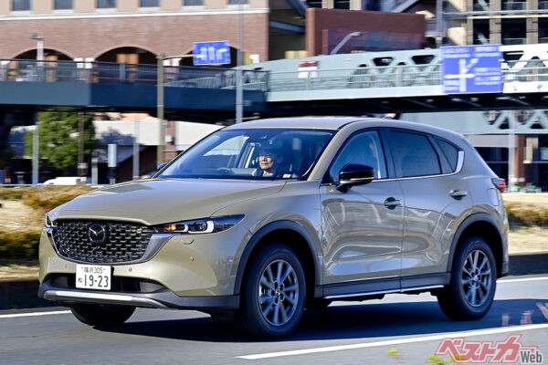 第3位のマツダ CX-5（1万548台　※旧型）。価格：330万～430万6500円（新型）　納期：1.5～2カ月（新型）