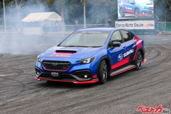 春に限定販売されたWRX STI Sport♯から装備を簡略化したカタログモデル。最高出力275ps、最大トルク35.7kgmは堅持