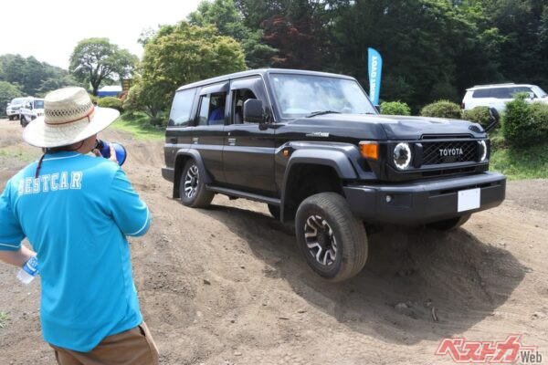 モーグルと急坂を繰り返し走り、車体を傷めないライン取りや低速走行の基本を学んだ
