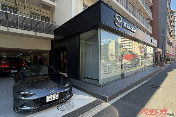 東京江東区にある関東マツダ深川店に併設する形でオープンした「マツダヘリテージスペース深川」