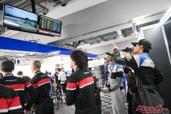 日産自動車大学校の学生、そして日産販売会社のメカニックたちもクラッシュを目前で見て緊張の糸がぴんと貼った