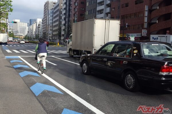 黄色センターラインまたいでOK？ 自転車がいる道路の「これって違反？」