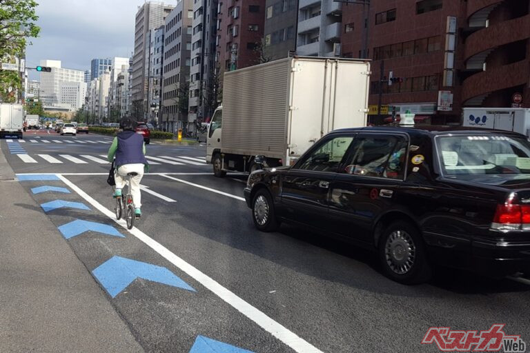 黄色センターラインまたいでOK？ 自転車がいる道路の「これって違反？」