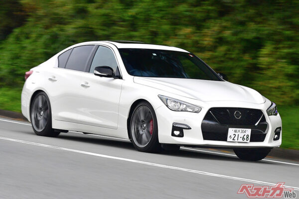日産 スカイライン（2013年登場／約13年8カ月）。2019年に日産エンブレムにするなどエクステリアのデザインを変更。405psの400Rグレードを追加