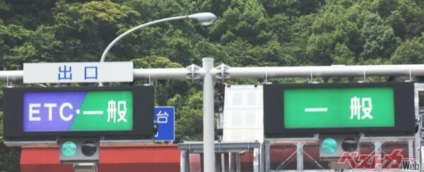 本来の目的地へと戻ることができる「特別転回」を利用する場合は、ETCを使っている場合でも必ず「一般」「サポートレーン」または「ETC/一般」のレーンへと進入することが必要。料金所の係員や精算機の呼び出しボタンを押し「降りるはずのインターを通り過ぎてしまった」ことを伝えよう