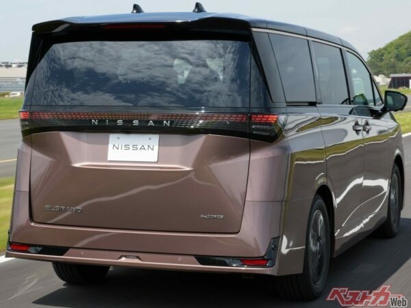 新型エルグランドの約2.4トンに達する車体を力強く加速させる第3世代e-POWER。その走りは、従来のe-POWERのイメージを覆す仕上がりだ