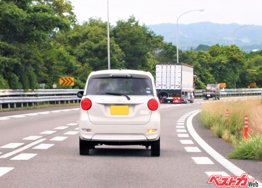 追い越し車線を走り続けると通行帯区分違反。罰則は違反点数1点、反則金6000円（普通車）