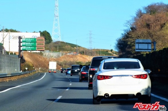 速度の遅い軽自動車が追い越し車線を走行していた場合、パッシングや右ウインカーを出していい？（写真AC）