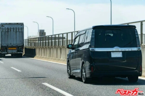 追い越し車線を走り続けるドライバーの心理って？（Adobe Stock＠satoshi.o）