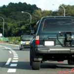 そこのアナタ違反です！　パッシングや右ウインカーはしちゃダメ？　追い越し車線に居座り続けるドライバーの心理とは？