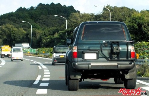 そこのアナタ違反です！　パッシングや右ウインカーはしちゃダメ？　追い越し車線に居座り続けるドライバーの心理とは？