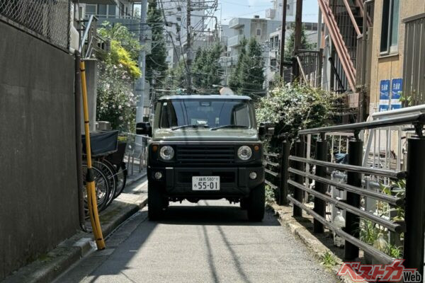 狭い路地で左右から歩行者や自転車が近づいてきてもしっかりと確認できるワイドな画角を持つ