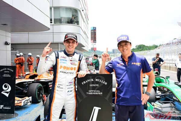 イゴール・オオムラ・フラガは2026年の第3戦代替レースで参戦以来通算2度目の優勝を決めた。本人はかなりのクルマ好きとして知られ、頻繁に中古車情報を見ているとの噂もある