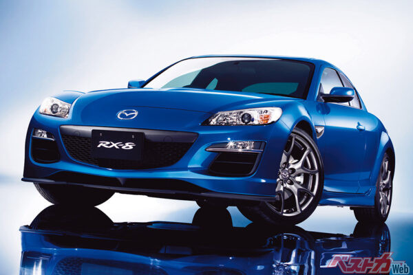 マツダ RX-8（中古車相場：総額50万～420万円）。後部座席をなるべく視界に入れないようにすれば、ほぼFD3Sと感じるはず？
