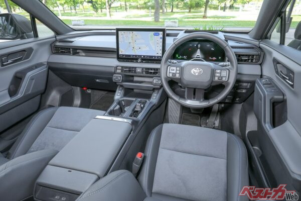 新型RAV4 PHEVの運転席