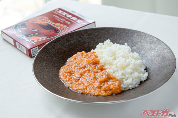 スズキのレトルトカレーシリーズ「スズキ食堂」で展開されているカレーがJALの国際線機内食に。こちらは「トマトレンズダール」