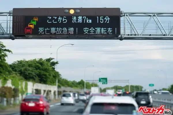 お盆の高速道路渋滞にあう前に読んでおきたい！　渋滞したら追い越し車線と左車線のどっちを走ったほうが早いのか？　何度も車線を変えるのは逆効果!?